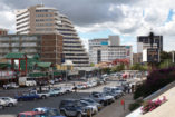 Blick auf die Independence Avenue im Jahr 2008. Dieser Parkplatz existiert nicht mehr und neue Gebäude stehen nun hier