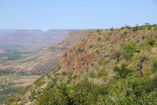 Eine Wanderung am Grootberg bietet atemberaubende Aussichten über das Klip-River Tal und die Tafelberge des Etendeka-Plateaus