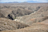 Der Kuiseb-Canyon im Vordergrund - am Horizont ist das flache Plateau des 2347 m hohen Gamsbergs zu sehen