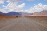 Eine typische Schotterpiste entlang der Namib-Wüste