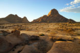 The Spitzkoppe on the right offers an impressive photo scene from all sides.