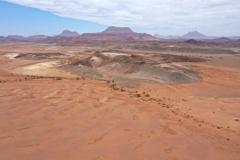Blick in die Region des Huab-Flusses. Im Vordergrund sieht man vereinzelte Feenkreise