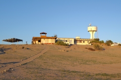 Das alte Hauptgebäude von Gobabeb und der ikonische Wasserturm