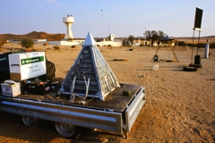 Forscher verwendeten 1998 eine Glaspyramide mit Schwämmen, um Wasser zu gewinnen