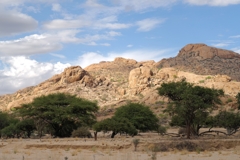 Die felsige Umgebung ist ideal für eine kleine Wanderung zu tollen Aussichtspunkten