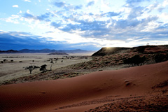 Sonnenaufgang am Dune Star Camp mit Blick auf die Naukluft-Berge im Hintergund