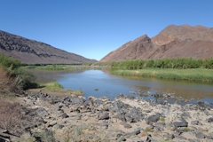 The Orange is a green oasis in the middle of a very dry landscape. The mountains on the right belong to South Africa