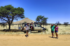Auf der Fahrt von Windhoek in die Wüste...und Beispiele passender Kleidung in Namibia