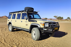 Der starke Landcruiser bietet sechs Fensterplätze (hier steht er schon am Deadvlei in der Wüste)