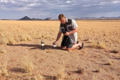 Hier messe ich die Bodenfeuchte im Feenkreis in 12 und 20 cm Tiefe. Der "Moringa-Wald" ist hinter den Bergen links