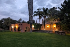 In diesem Gebäude gibt es eine Bar und einen gemütlichen Essensraum 