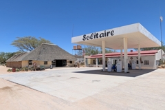 Solitaire ist ein kleiner Ort mit Tankstelle, einer Bäckerei und vielen alten Autos