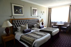 Die Zimmer im Safari Court Hotel bieten viel Platz und Komfort
