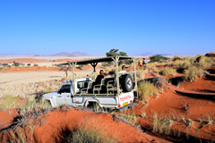 Die Fahrt im offenen Landcruiser durch das südliche NamibRand bietet großartige Ausblicke