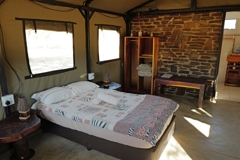 Die Zelte haben ein eigenes saubers Badezimmer