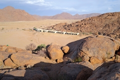 Oberhalb der Felszeichnungen hat man einen schönen Blick auf die Namib Naukluft Lodge