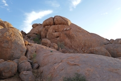 An der Wand dieses Felsen kann man uralte Buschmannzeichnungen bestaunen