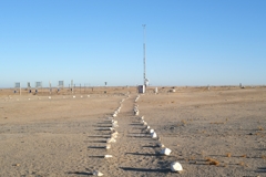 Areal mit verschiedenen Messinstrumenten. Links sieht man Netze, die Wasser aus Nebel gewinnen